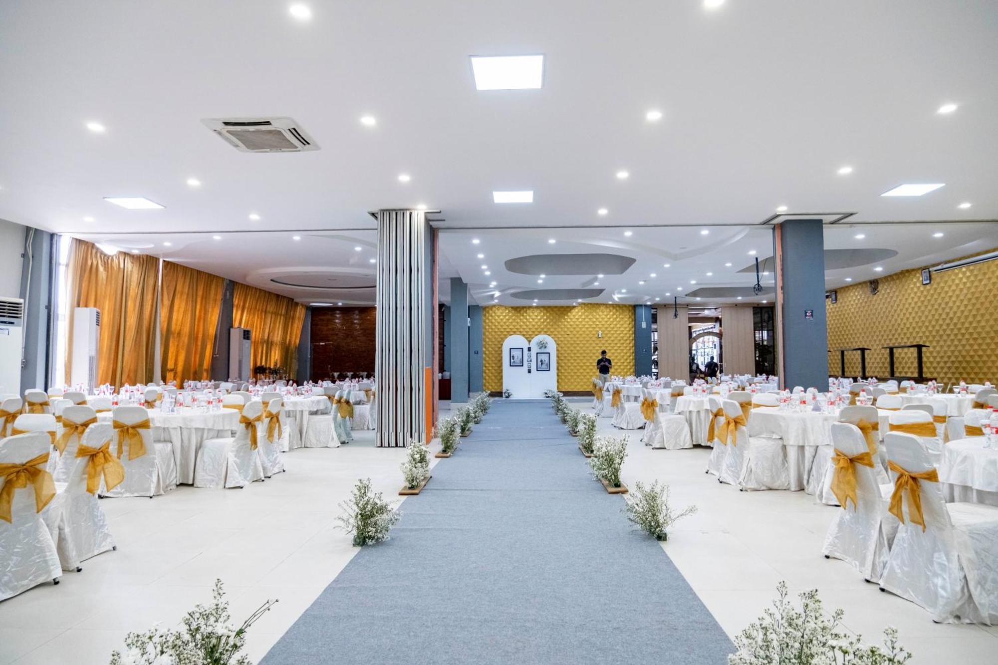 Premiere Hotel Tegal Exterior photo