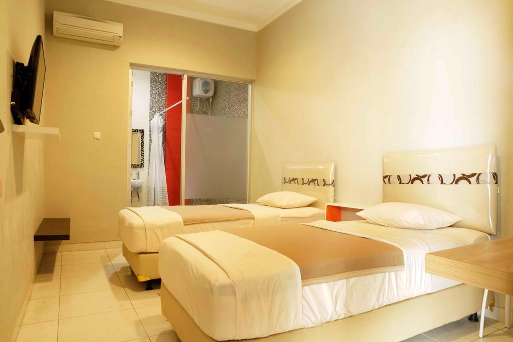 Premiere Hotel Tegal Room photo