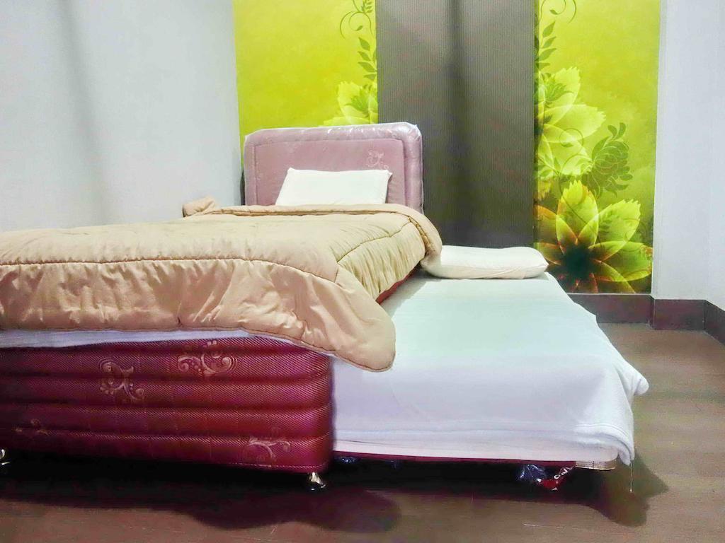 Premiere Hotel Tegal Room photo